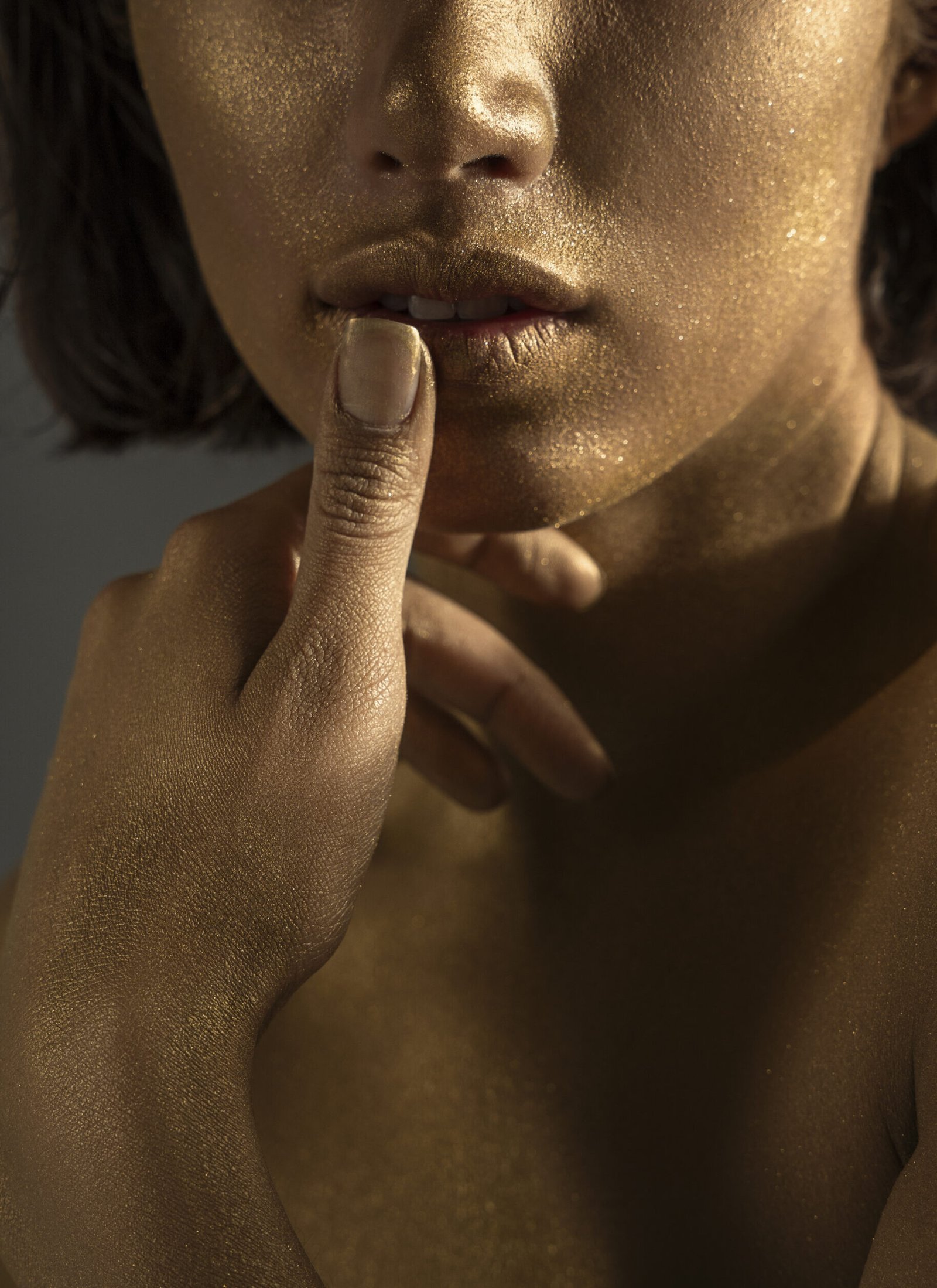 front view woman posing with gold body painting scaled e1789646674538